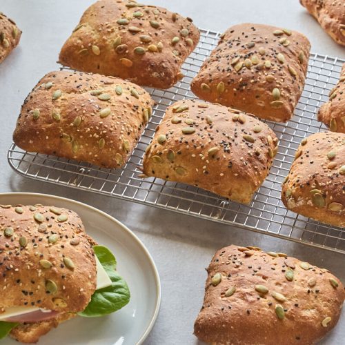 grove sandwichboller med gulerod og fuldkorn og en bolle med fyld.