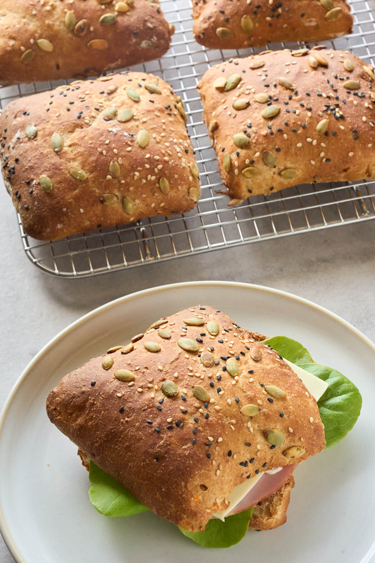 lækre grove sandwichboller med fuldkorn og gulerødder.
