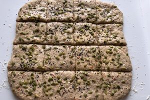 udskårne sandwichboller klar til efterhævning.