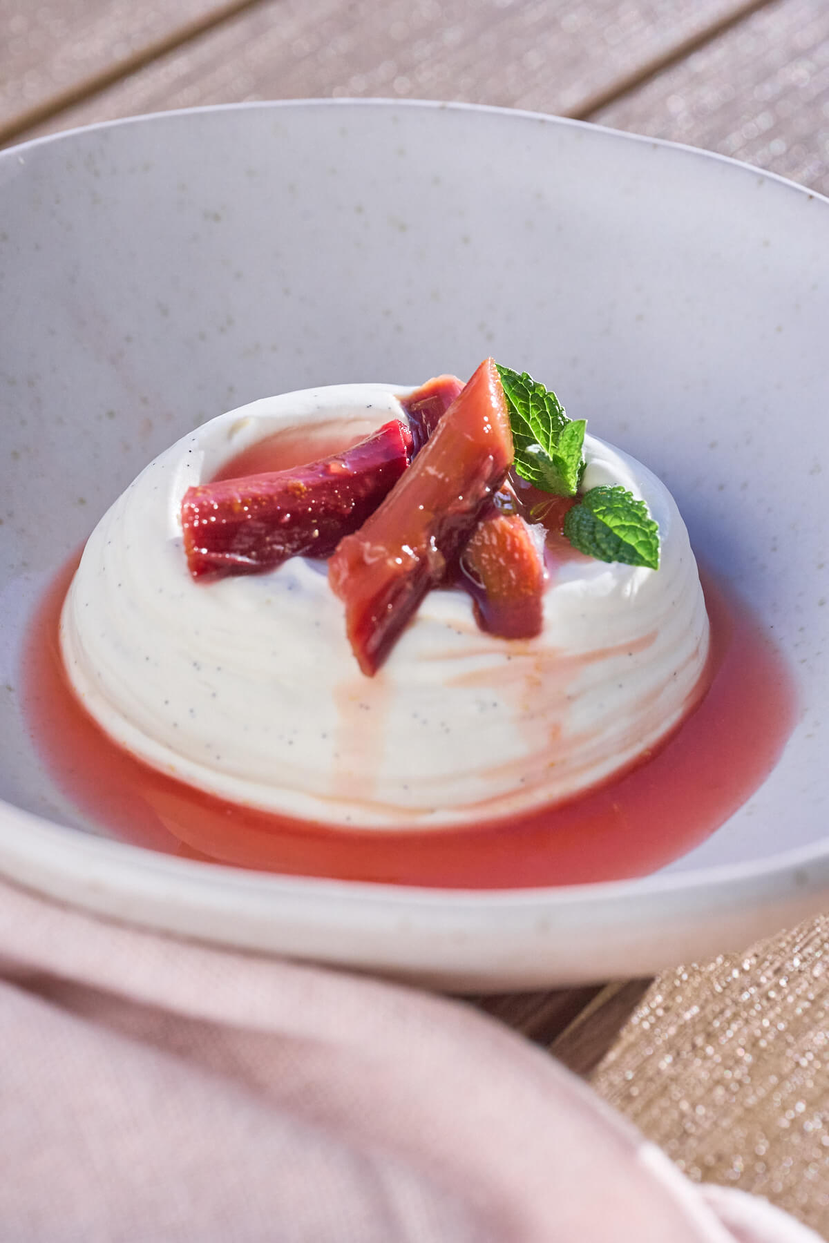 anretning med pisket panna cotta med appelsinpocherede rabarber.