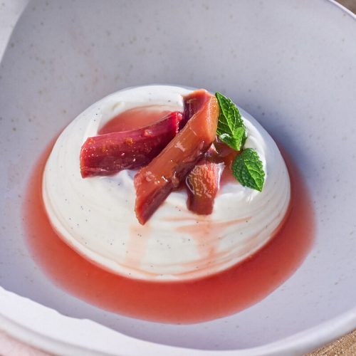 pisket panna cotta med pocherede rabarber klar til servering.