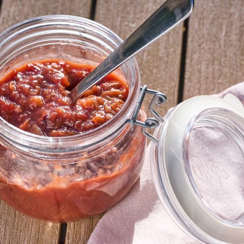 hjemmelavet rababarchutney med ingefær og chili.