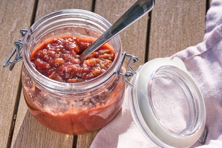 hjemmelavet rababarchutney med ingefær og chili.