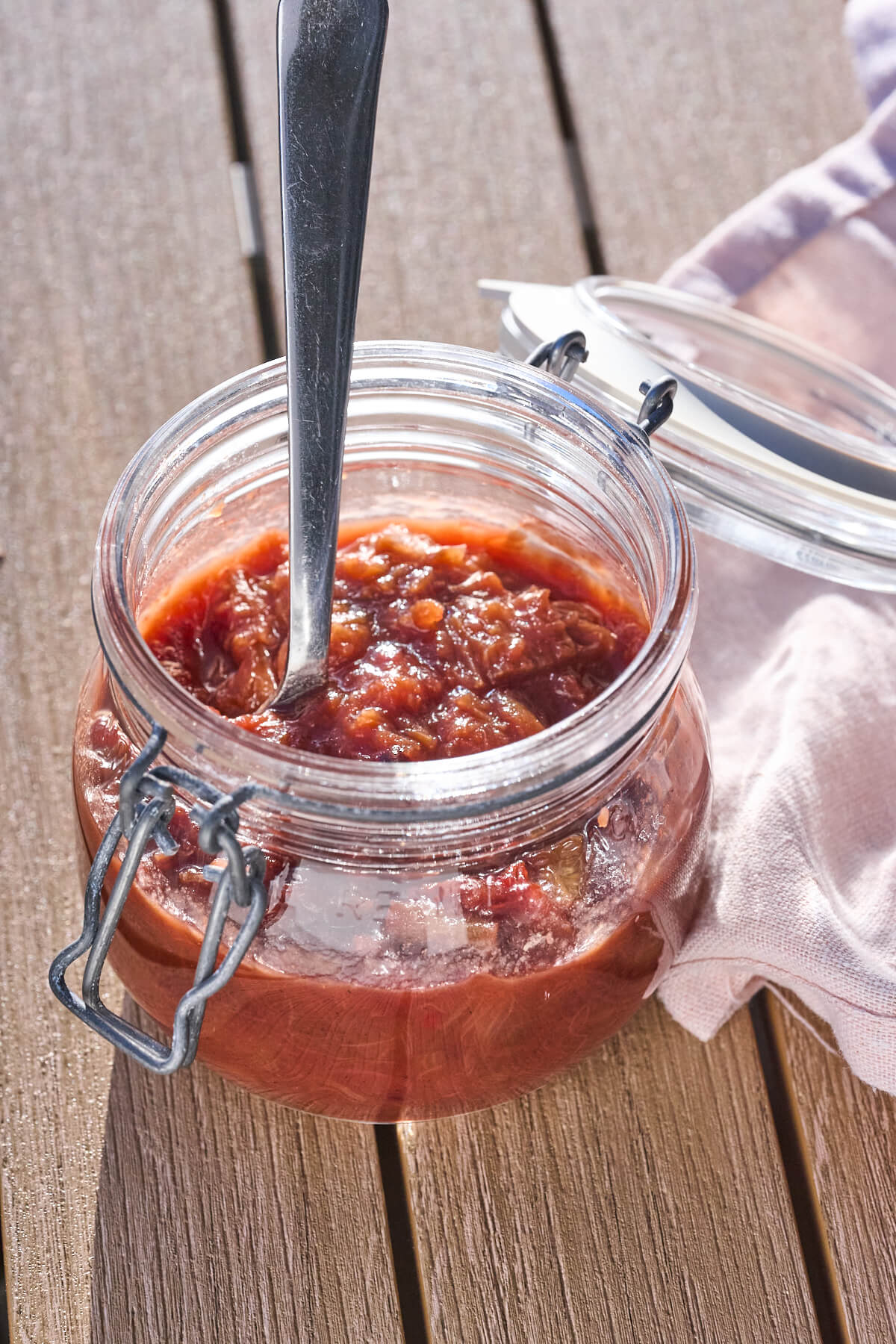 glas med hjemmelavet rabarberchutney til grillmad.