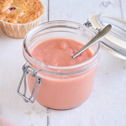 hjemmelavet rabarbercurd til kager, muffins og desserter.