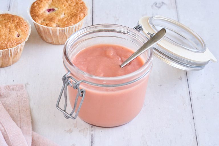 hjemmelavet rabarbercurd til kager, muffins og desserter.