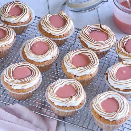 rabarbermuffins med rabarbercurd og marengs der er brændt på toppen.
