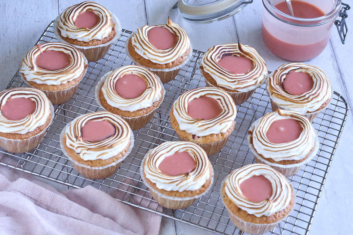 rabarbermuffins med rabarbercurd og marengs der er brændt på toppen.