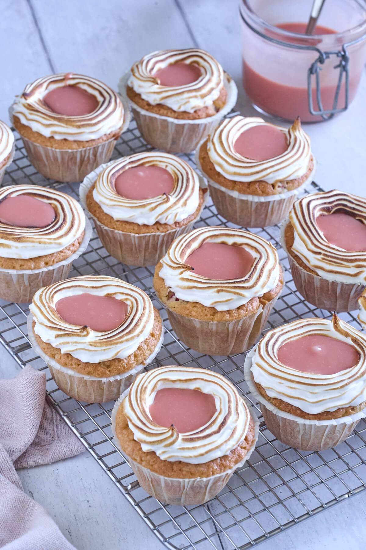 rabarbermuffins med brændt marengs og rabarber curd på toppen.