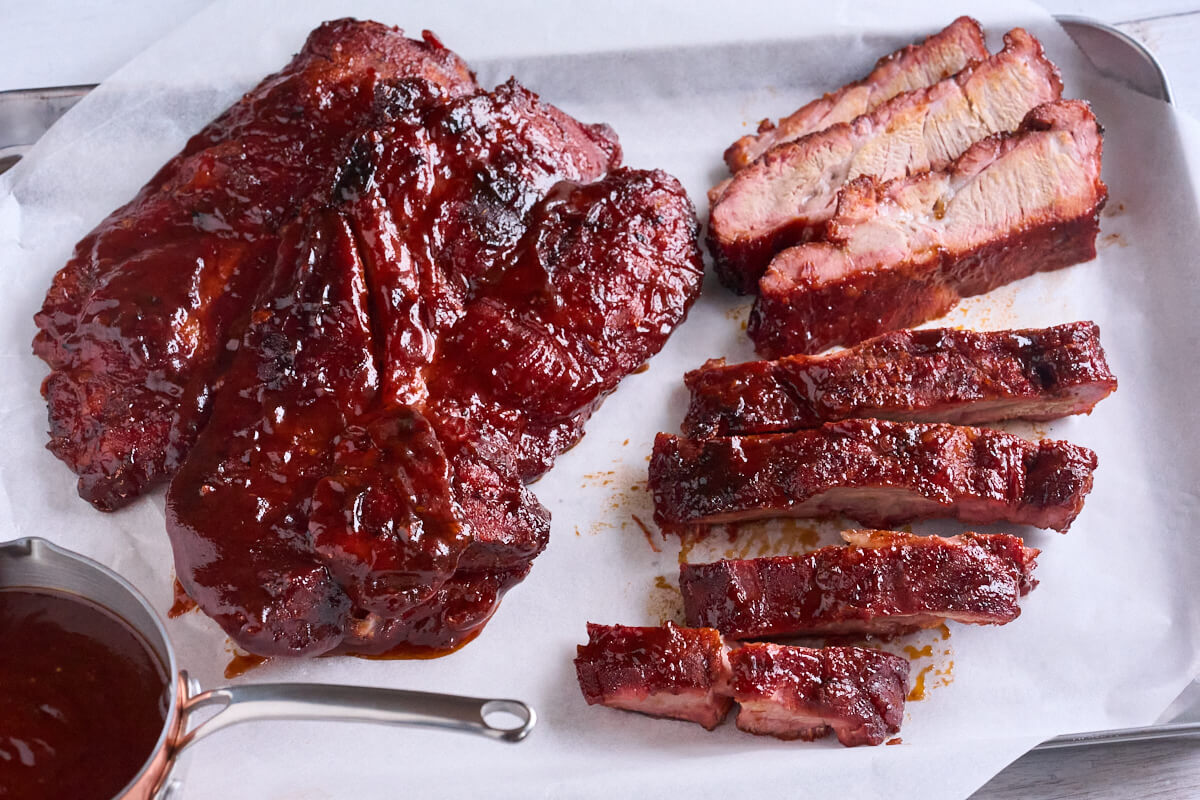 boneless ribs af nakkefilet med barbecuesauce.