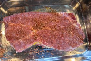 nakkefilet smurt med sennep og drysset med rub.