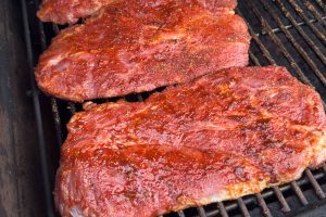 boneless ribs på grillen.