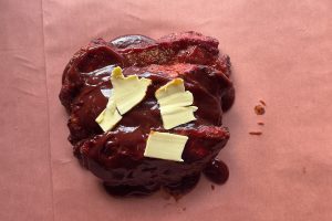 boneless ribs i slagterpapir med smør, brun farin og barbecuesauce.