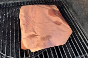 ribs pakket ind i slagterpapir på grillen.