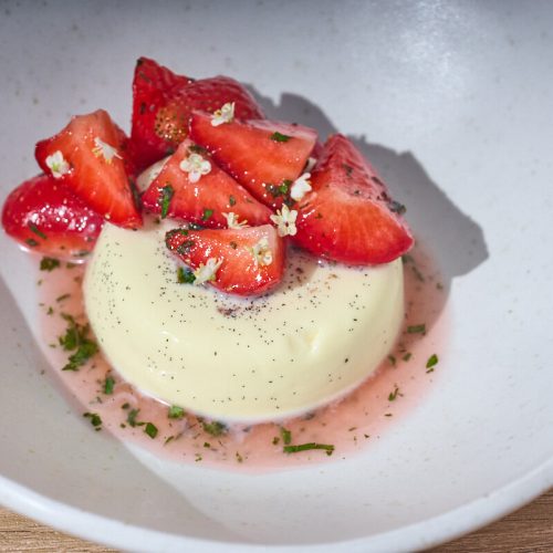 hyldeblomst-panna cotta med jordbær og mynte.