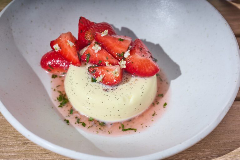 hyldeblomst-panna cotta med jordbær og mynte.