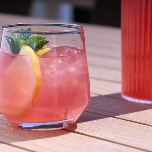 iste med rabarber og mynte i glas med citronskive og isterninger.
