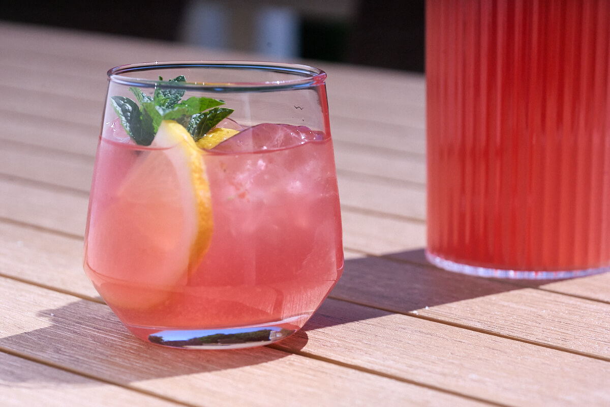 iste med rabarber og mynte i glas med citronskive og isterninger.
