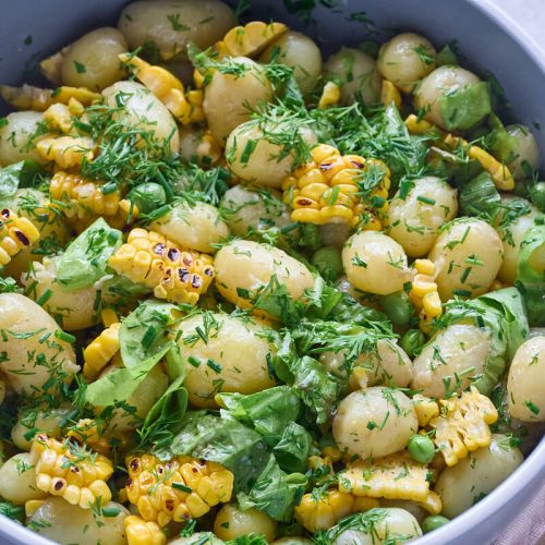 kartoffelsalat med nye kartofler og grillede majs samt ærter, dild og purløg.