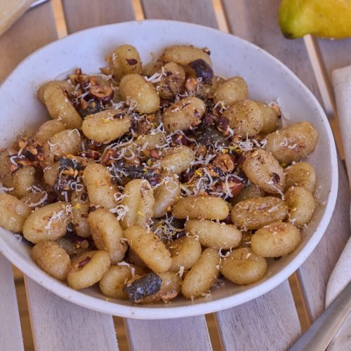 gnocchi med brunet smør og salvie samt hasselnødder.