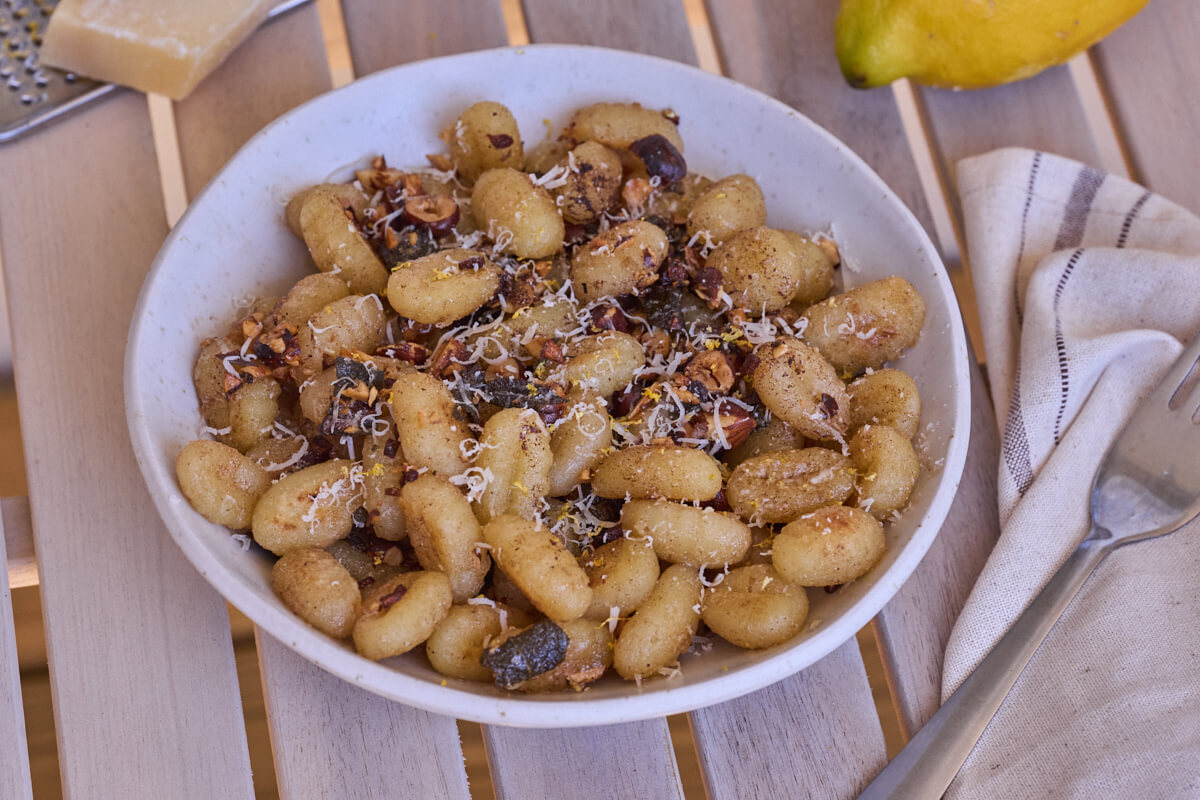 gnocchi med brunet smør og salvie samt hasselnødder.