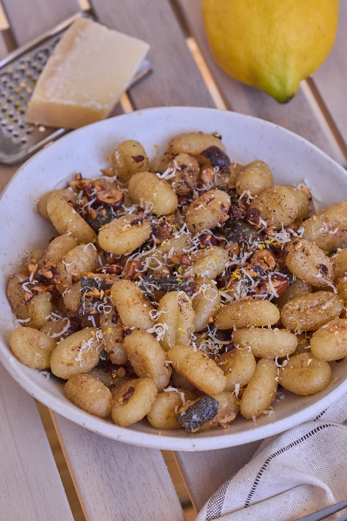 gnocchi med brunet salviesmør og ristede hasselnødder.