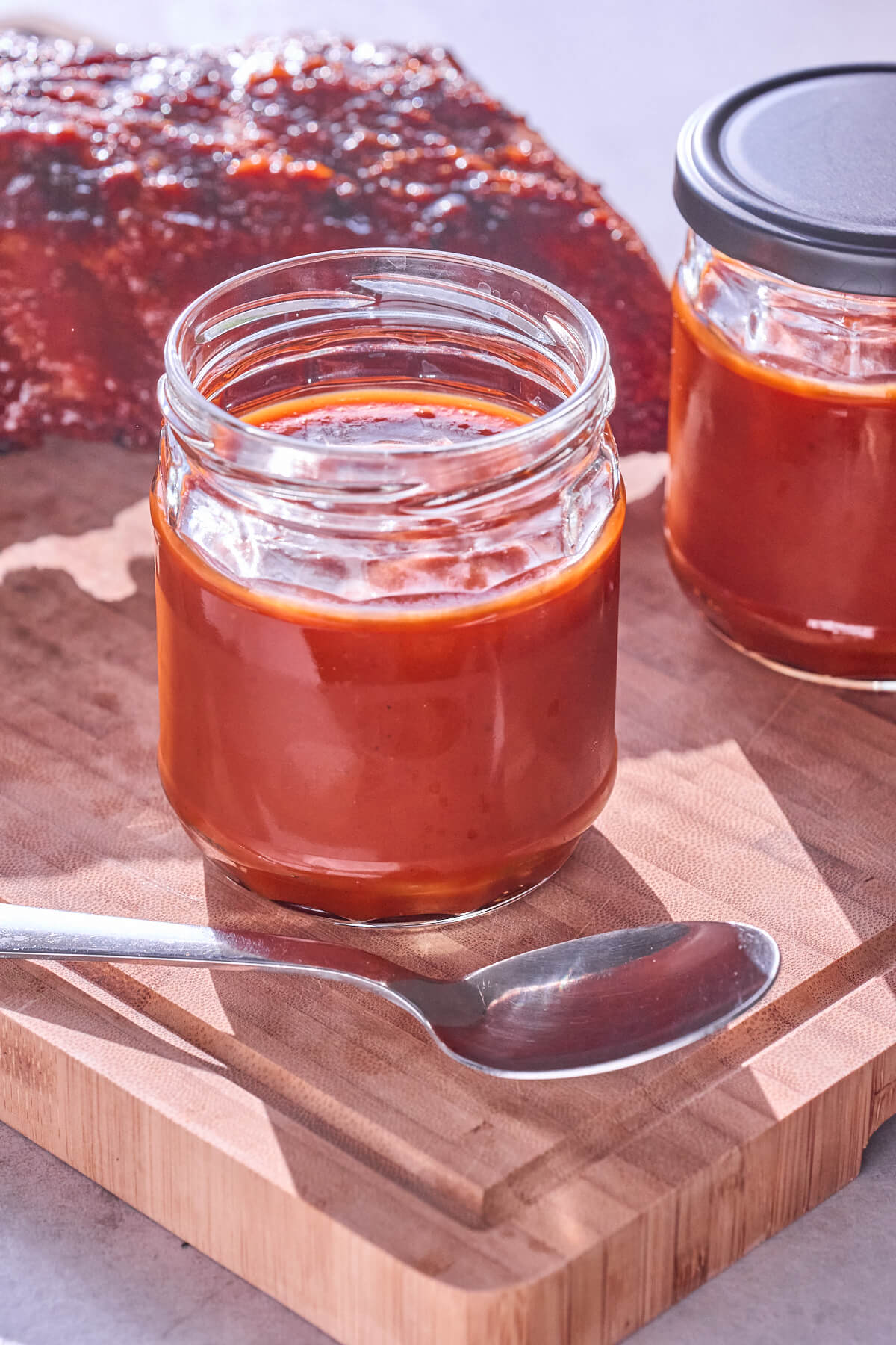 glas med hjemmelavet barbecuesauce med bourbon.
