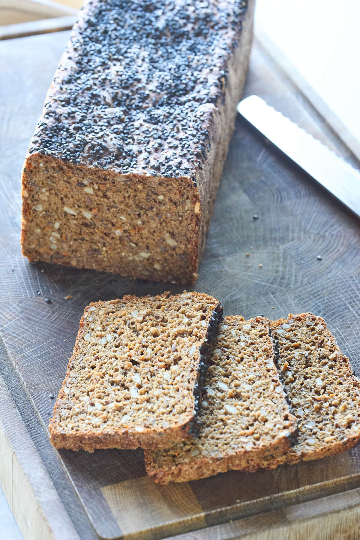 hjemmebagt rugbrød med gulerødder og solsikkekerner.