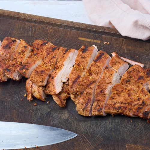 flækket mørbrad på grill med bbq.