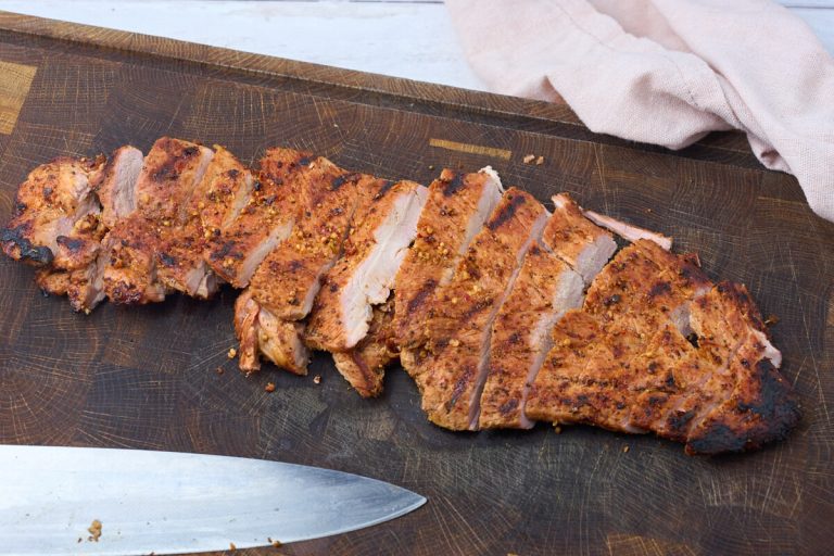 flækket mørbrad på grill med bbq.
