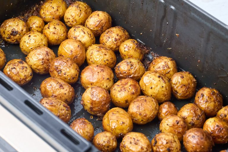 små kartofler i airfryer med smør og hvidløg.