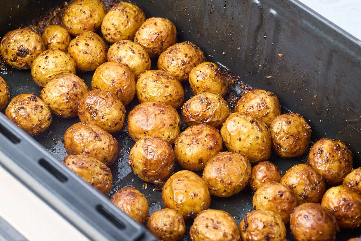 smรฅ kartofler i airfryer med smรธr og hvidlรธg.