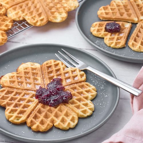 sprøde vafler med citron og kardemomme med brombærsyltetøj.