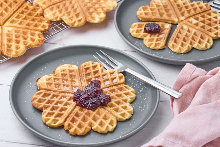 sprøde vafler med citron og kardemomme med brombærsyltetøj.