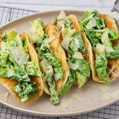 crispy smash tacos med kylling og cæsarsalat.