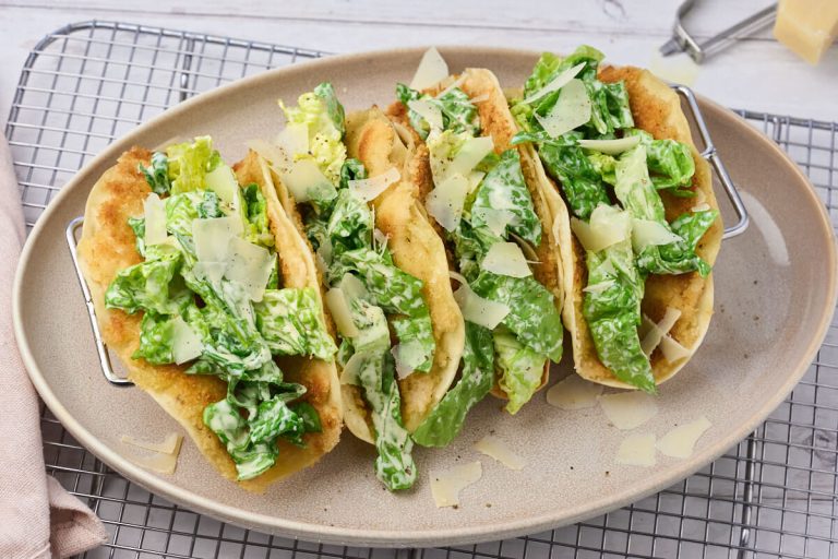 crispy smash tacos med kylling og cæsarsalat.
