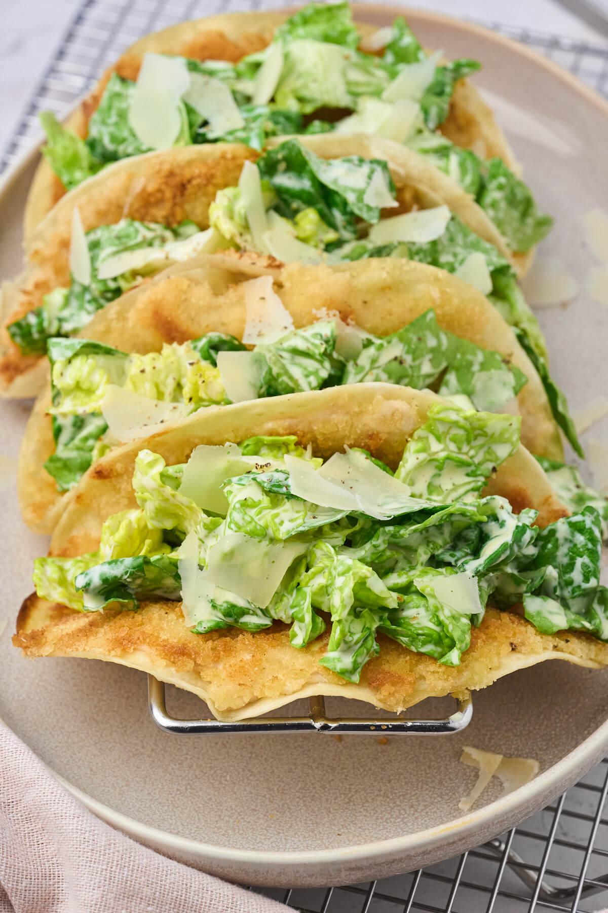 fad med crispy chicken cæsarsalat smash tacos.