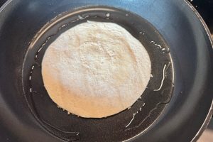 taco steges med kødsiden ned.