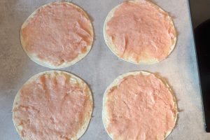 kyllingefarsen fordelt på tacos.