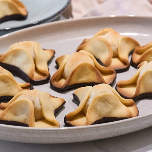 hjemmebagte napoleonshatte med kransekagemasse, mørdej og mørk chokolade.