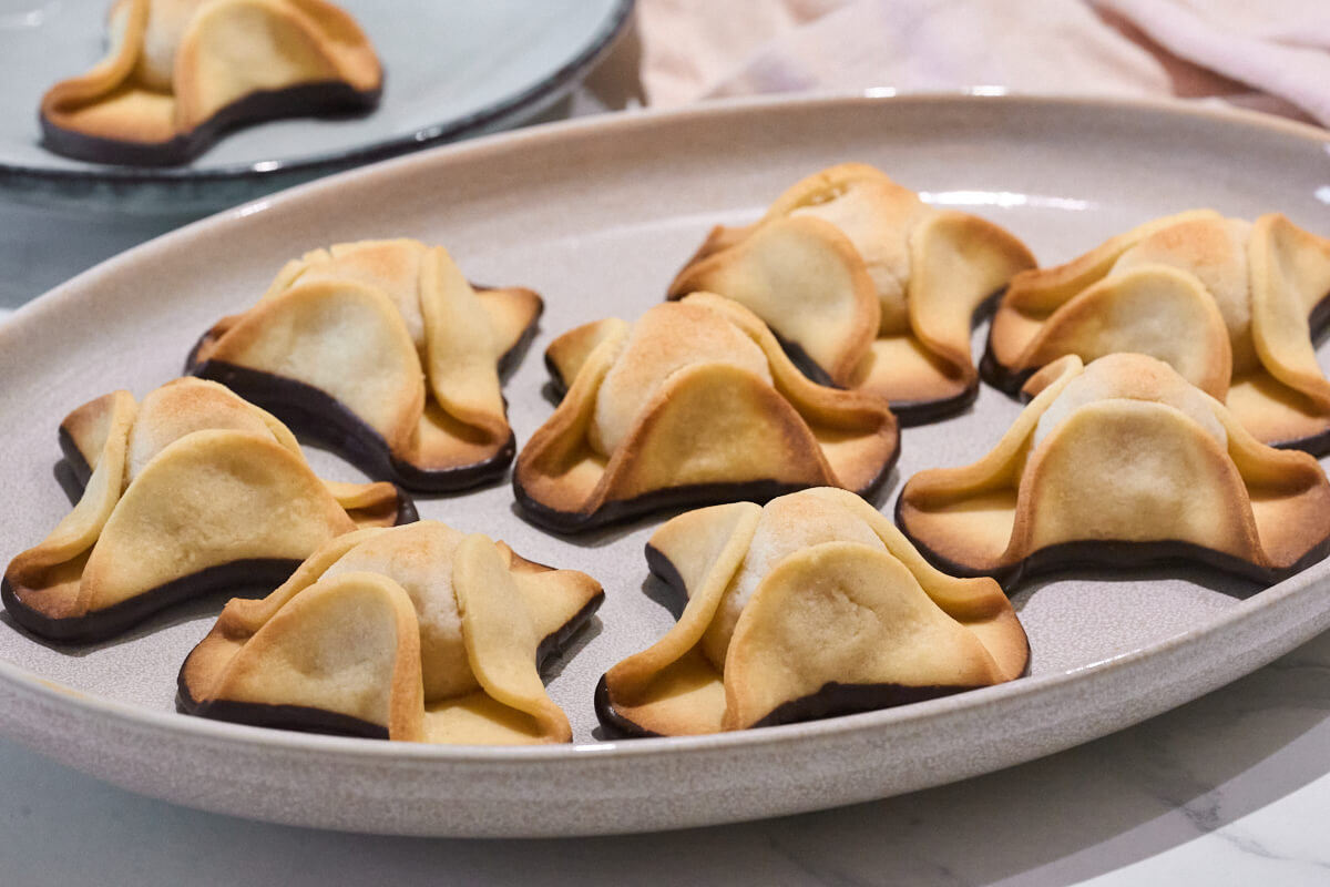 hjemmebagte napoleonshatte med kransekagemasse, mørdej og mørk chokolade.