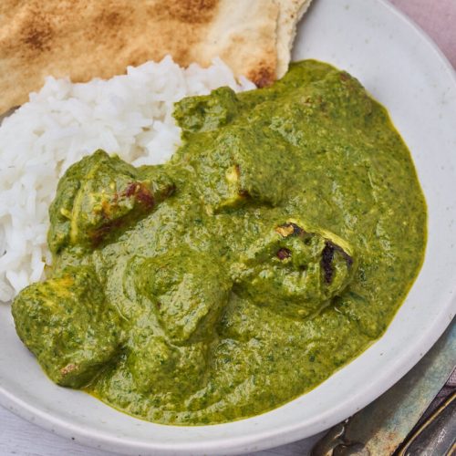 palak paneer med ris og brød til.