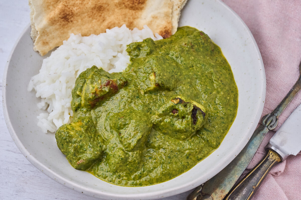 palak paneer med ris og brød til.