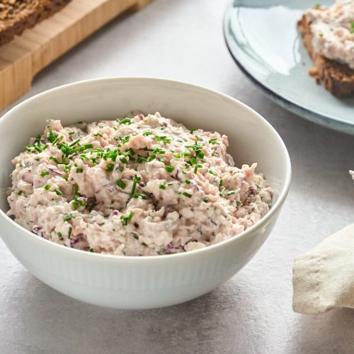 hjemmelavet skinkesalat med purløg, som også kaldes fuglekvidder.