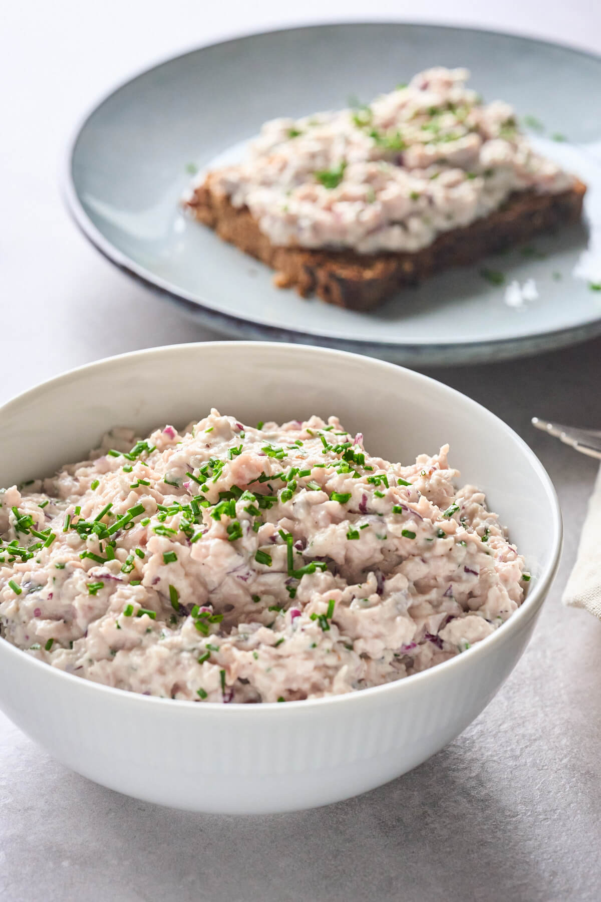 skål med hjemmelavet gammeldags skinkesalat/fuglekvidder.